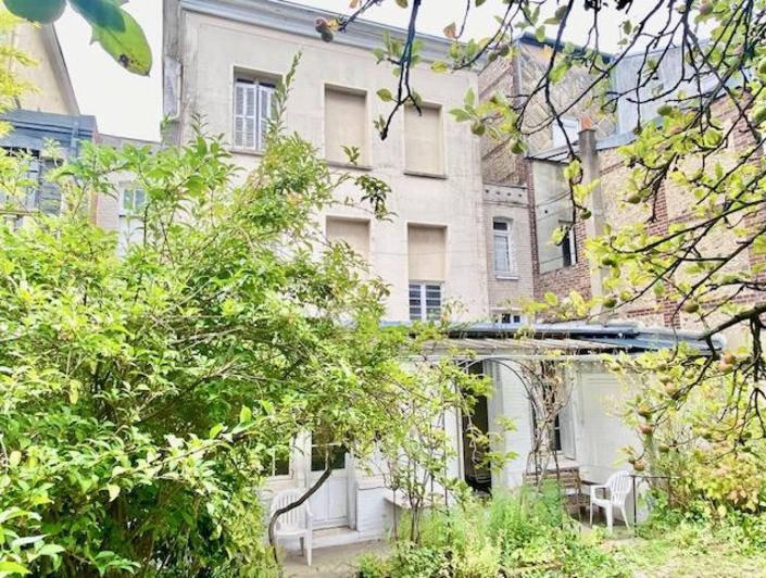 A vendre  Rouen à deux pas de la gare Rive Droite.   Authentique propriété de 175 m2 hab fin 19e avec jardin et dépendance.  Parquet moulures Cheminee, hauteur de plafond . Comprenant : Entrée grand séjour salon avec double porte donnant sur le jardin, cuisine, bureau WC. 6 chambres, salle de douche. Calme et ensoleillée l'ensemble sur 3 étages à réhabiliter prévoir travaux .  Son prix 465 000 € FAI  honoraires d'agence inclus charge vendeur.