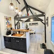 A vendre Rouen mi hauteur gare  cette originale maison de qualité "esprit chalet contemporain" au calme et ensoleillée avec stationnement.  Sur un joli jardin clos sans vis a vis elle offre 75 m2 hab organisée avec des demi niveaux en une entrée, cuisine équipée, 2 chambres dont une au rez de chaussée une salle de douches, wc indépndant,rangement   Sa production eau chaude chauffage  au gaz assure un vrai confort et classement énergétique en D 232   Son prix de 279 000 €uros inclus les honoraires de l...