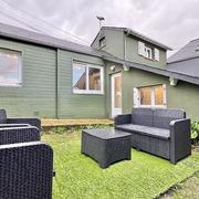 A vendre Rouen mi hauteur gare  cette originale maison de qualité "esprit chalet contemporain" au calme et ensoleillée avec stationnement.  Sur un joli jardin clos sans vis a vis elle offre 75 m2 hab organisée avec des demi niveaux en une entrée, cuisine équipée, 2 chambres dont une au rez de chaussée une salle de douches, wc indépndant,rangement   Sa production eau chaude chauffage  au gaz assure un vrai confort et classement énergétique en D 232   Son prix de 279 000 €uros inclus les honoraires de l...