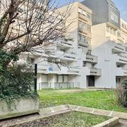 A vendre Rouen Appartement résidence de l'hotel de ville vue sur jardin sud , calme avec cave et  parking en sous sol.  Cet appartement  plein sud avec ascenseur  en très bon état de 64,40 m2 et  très fonctionnel est organisé en :  Une entrée indépendante, un séjour, une cuisine, deux chambres, une salle de douches, wc indépendant, rangement.  Classement énergétique D pour 218, 333 lots de copropriété  Appel de  charges annuelles 2560 € chauffage , eau chaude et froide ainsi que toutes les charges d...