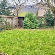 Rouen, résidentiel Jardin des Plantes. Maison ancienne indépendante 120 m2 habitables avec jardins dépendance et cave complète Son organisation fonctionnelle propose une entrée avec rangement, un grand salon avec Cheminee, une salle à manger, une cuisine Meublée, une salle de douche avec WC. Dans les étages, quatre chambres, salle de douche avec WC. La production de l'eau chaude ainsi que le chauffage sont produit par une chaudière au gaz récente classée en D. Révélant une bonne qualité de performance...