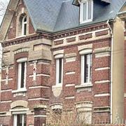 Rouen, résidentiel Jardin des Plantes. Maison ancienne indépendante 120 m2 habitables avec jardins dépendance et cave complète Son organisation fonctionnelle propose une entrée avec rangement, un grand salon avec Cheminee, une salle à manger, une cuisine Meublée, une salle de douche avec WC. Dans les étages, quatre chambres, salle de douche avec WC. La production de l'eau chaude ainsi que le chauffage sont produit par une chaudière au gaz récente classée en D. Révélant une bonne qualité de performance...