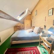 A vendre Rouen gare dans un immeuble ancien cet appartement duplex au calme de 113 m2 avec un local vélo et une cave.  Au 3 ème et dernier étage , ce duplex offre :  Au premier niveau un palier d'entrée, une salle à manger , un séjour salon , une cuisine équipée,  une chambre, un dressing avec wc.  Au deuxième niveau : un palier, trois chambres , une salle de bains .  Très  lumineux et plein sud , toutes les pièces prennent la lumière.   Tout électrique  individuel avec son cumulus , et ses  radiateurs...