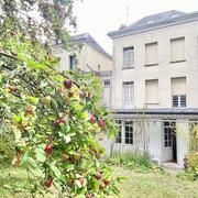 A vendre  Rouen à deux pas de la gare Rive Droite.   Authentique propriété de 175 m2 hab fin 19e avec jardin et dépendance.  Parquet moulures Cheminee, hauteur de plafond . Comprenant : Entrée grand séjour salon avec double porte donnant sur le jardin, cuisine, bureau WC. 6 chambres, salle de douche. Calme et ensoleillée l'ensemble sur 3 étages à réhabiliter prévoir travaux .  Son prix 465 000 € FAI  honoraires d'agence inclus charge vendeur.