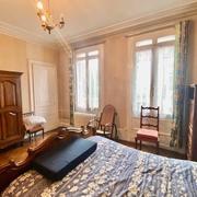 A vendre  Rouen à deux pas de la gare Rive Droite.   Authentique propriété de 175 m2 hab fin 19e avec jardin et dépendance.  Parquet moulures Cheminee, hauteur de plafond . Comprenant : Entrée grand séjour salon avec double porte donnant sur le jardin, cuisine, bureau WC. 6 chambres, salle de douche. Calme et ensoleillée l'ensemble sur 3 étages à réhabiliter prévoir travaux .  Son prix 465 000 € FAI  honoraires d'agence inclus charge vendeur.