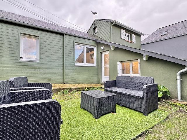 A vendre Rouen mi hauteur gare  cette originale maison de qualité "esprit chalet contemporain" au calme et ensoleillée avec stationnement.  Sur un joli jardin clos sans vis a vis elle offre 75 m2 hab organisée avec des demi niveaux en une entrée, cuisine équipée, 2 chambres dont une au rez de chaussée une salle de douches, wc indépndant,rangement   Sa production eau chaude chauffage  au gaz assure un vrai confort et classement énergétique en D 232   Son prix de 279 000 €uros inclus les honoraires de l...