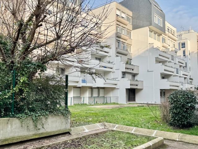 A vendre Rouen Appartement résidence de l'hotel de ville vue sur jardin sud , calme avec cave et  parking en sous sol.  Cet appartement  plein sud avec ascenseur  en très bon état de 64,40 m2 et  très fonctionnel est organisé en :  Une entrée indépendante, un séjour, une cuisine, deux chambres, une salle de douches, wc indépendant, rangement.  Classement énergétique D pour 218, 333 lots de copropriété  Appel de  charges annuelles 2560 € chauffage , eau chaude et froide ainsi que toutes les charges d...