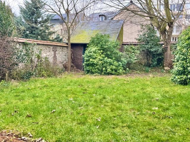 Rouen, résidentiel Jardin des Plantes. Maison ancienne indépendante 120 m2 habitables avec jardins dépendance et cave complète Son organisation fonctionnelle propose une entrée avec rangement, un grand salon avec Cheminee, une salle à manger, une cuisine Meublée, une salle de douche avec WC. Dans les étages, quatre chambres, salle de douche avec WC. La production de l'eau chaude ainsi que le chauffage sont produit par une chaudière au gaz récente classée en D. Révélant une bonne qualité de performance...