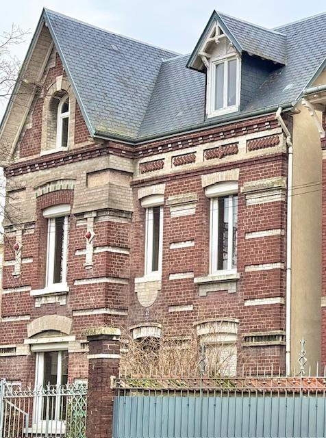 Rouen, résidentiel Jardin des Plantes. Maison ancienne indépendante 120 m2 habitables avec jardins dépendance et cave complète Son organisation fonctionnelle propose une entrée avec rangement, un grand salon avec Cheminee, une salle à manger, une cuisine Meublée, une salle de douche avec WC. Dans les étages, quatre chambres, salle de douche avec WC. La production de l'eau chaude ainsi que le chauffage sont produit par une chaudière au gaz récente classée en D. Révélant une bonne qualité de performance...