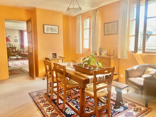 A vendre Rouen gare dans un immeuble ancien cet appartement duplex au calme de 113 m2 avec un local vélo et une cave.  Au 3 ème et dernier étage , ce duplex offre :  Au premier niveau un palier d'entrée, une salle à manger , un séjour salon , une cuisine équipée,  une chambre, un dressing avec wc.  Au deuxième niveau : un palier, trois chambres , une salle de bains .  Très  lumineux et plein sud , toutes les pièces prennent la lumière.   Tout électrique  individuel avec son cumulus , et ses  radiateurs...