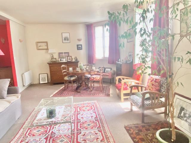 A vendre Rouen gare dans un immeuble ancien cet appartement duplex au calme de 113 m2 avec un local vélo et une cave.  Au 3 ème et dernier étage , ce duplex offre :  Au premier niveau un palier d'entrée, une salle à manger , un séjour salon , une cuisine équipée,  une chambre, un dressing avec wc.  Au deuxième niveau : un palier, trois chambres , une salle de bains .  Très  lumineux et plein sud , toutes les pièces prennent la lumière.   Tout électrique  individuel avec son cumulus , et ses  radiateurs...