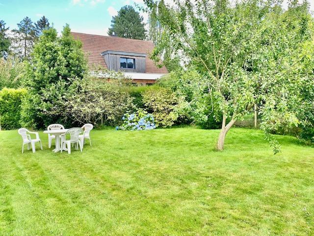 A vendre sur la commune de bois guillaume cette maison indépendante traditionnelle avec  son grand jardin clos et plat  en bon état sur sous sol complet.  Très fonctionnelle elle offre :  Au rez de chaussée en open space une entrée, espace repas, espace salon et salle à manger . trois chambres , salle bains, wc.  Au premier étage trois chambres salle de douches, nombreux rangements,   Au sous sol  : garages, lingerie, cave à vin , atelier.  Chauffage et eau chaude par chaudière gaz de ville classement en...