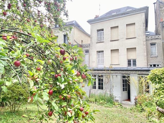 A vendre  Rouen à deux pas de la gare Rive Droite.   Authentique propriété de 175 m2 hab fin 19e avec jardin et dépendance.  Parquet moulures Cheminee, hauteur de plafond . Comprenant : Entrée grand séjour salon avec double porte donnant sur le jardin, cuisine, bureau WC. 6 chambres, salle de douche. Calme et ensoleillée l'ensemble sur 3 étages à réhabiliter prévoir travaux .  Son prix 465 000 € FAI  honoraires d'agence inclus charge vendeur.