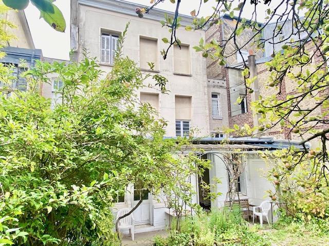 A vendre  Rouen à deux pas de la gare Rive Droite.   Authentique propriété de 175 m2 hab fin 19e avec jardin et dépendance.  Parquet moulures Cheminee, hauteur de plafond . Comprenant : Entrée grand séjour salon avec double porte donnant sur le jardin, cuisine, bureau WC. 6 chambres, salle de douche. Calme et ensoleillée l'ensemble sur 3 étages à réhabiliter prévoir travaux .  Son prix 465 000 € FAI  honoraires d'agence inclus charge vendeur.