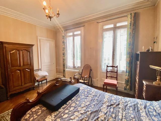 A vendre  Rouen à deux pas de la gare Rive Droite.   Authentique propriété de 175 m2 hab fin 19e avec jardin et dépendance.  Parquet moulures Cheminee, hauteur de plafond . Comprenant : Entrée grand séjour salon avec double porte donnant sur le jardin, cuisine, bureau WC. 6 chambres, salle de douche. Calme et ensoleillée l'ensemble sur 3 étages à réhabiliter prévoir travaux .  Son prix 465 000 € FAI  honoraires d'agence inclus charge vendeur.